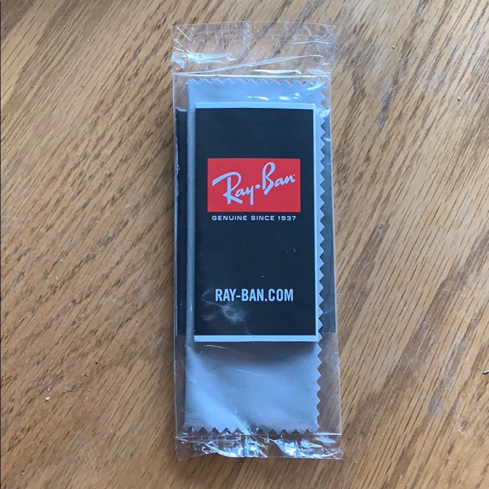 Ray Ban case & cloths - Picture 5 of 5